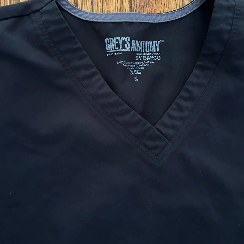 Grey’s Anatomy by Barco Women’s 2 front pocket black scrub top size Small - Picture 2 of 4